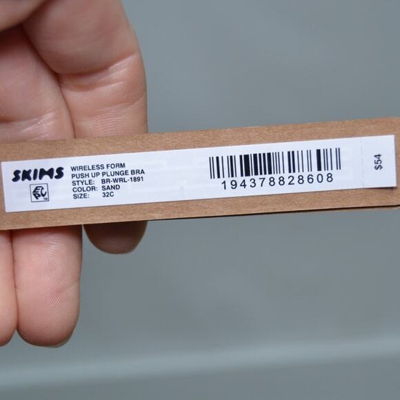 SKIMS NWT Wireless Form Push up Plunge Bra Sand Size 32C - Picture 3 of 7